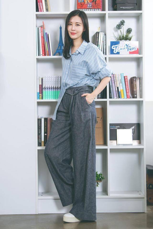 田朴珺 田朴珺不愧是地产大亨的太太，出席活动鞋上镶钻，配白裙知性高级！