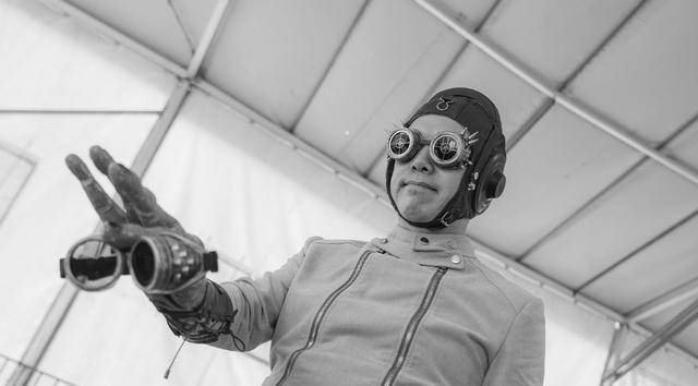 电影|《导演请指教》：吵架比影片好看，导演比演员卑微，就着弹幕更香