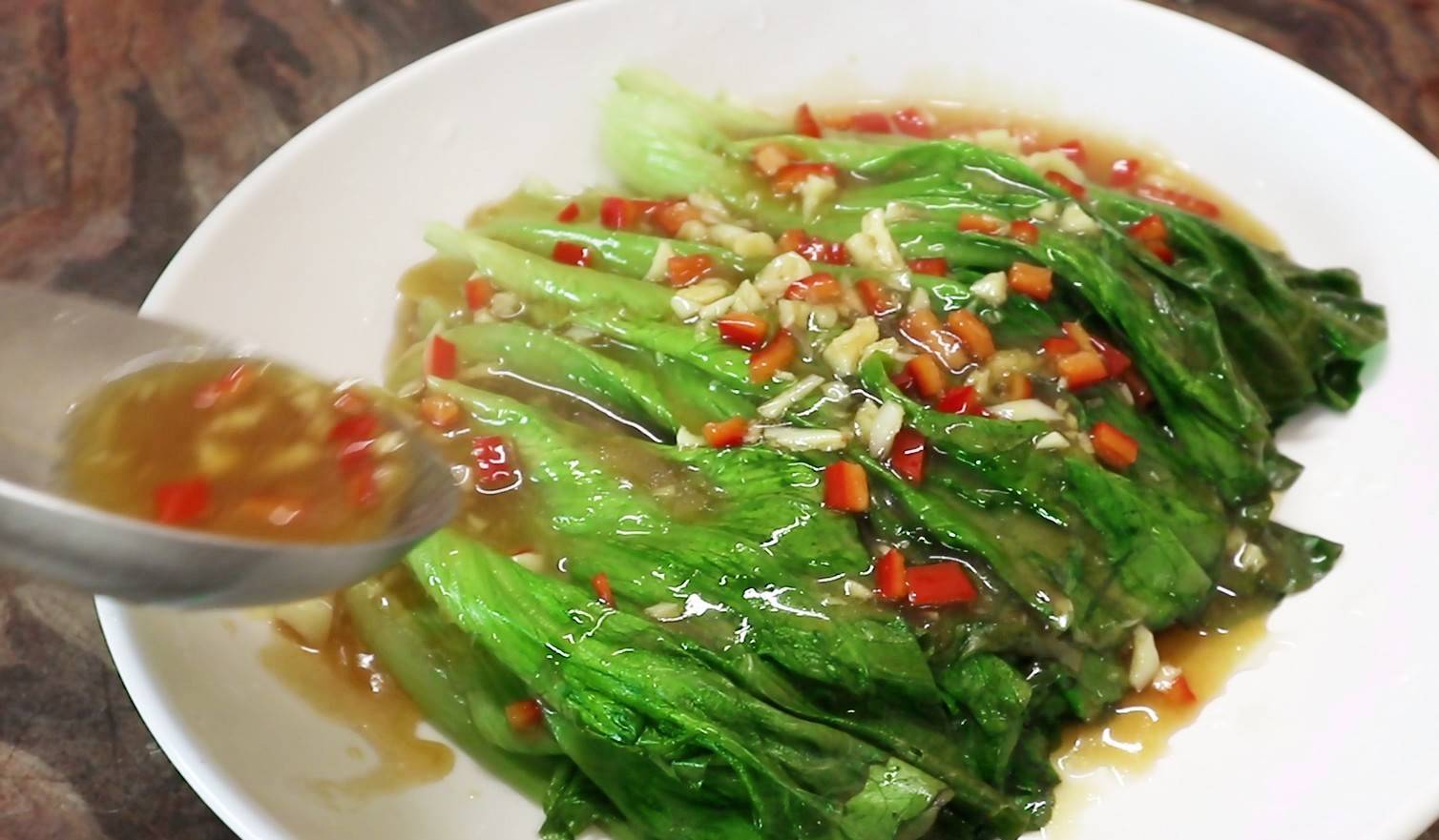 原创蚝油生菜,口感脆嫩,营养丰富,大人小孩都爱吃,简单哟!