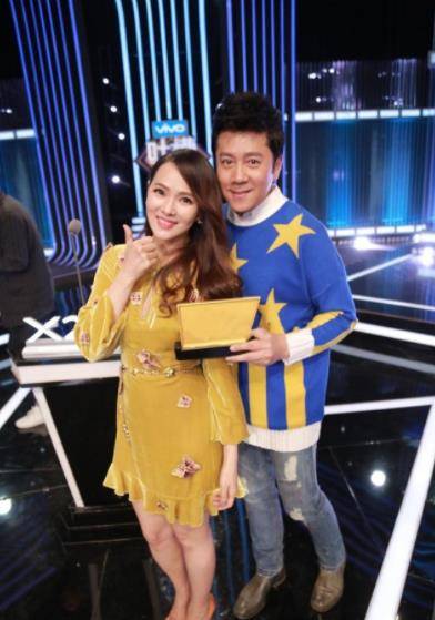 网友 伊能静的身材真令人羡慕，穿连衣裙减龄像少女，网友：求保养秘诀