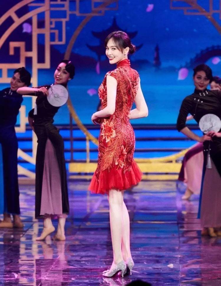 一身 元宵晚会女星齐斗艳，秦岚娜扎风情各异，李沁显老，唐嫣回眸惊艳