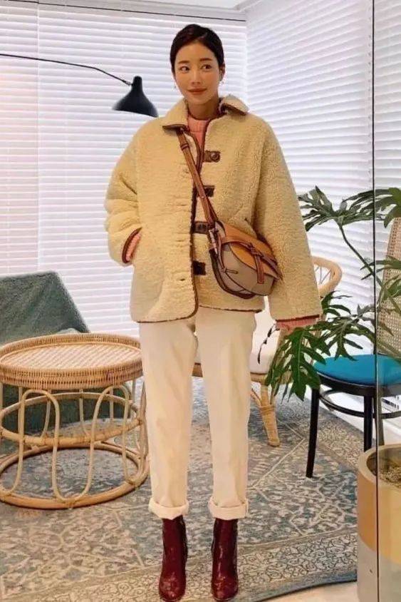 灯芯绒 别再穿高跟鞋了,奶奶裤+短靴才是今年秋冬最流行!