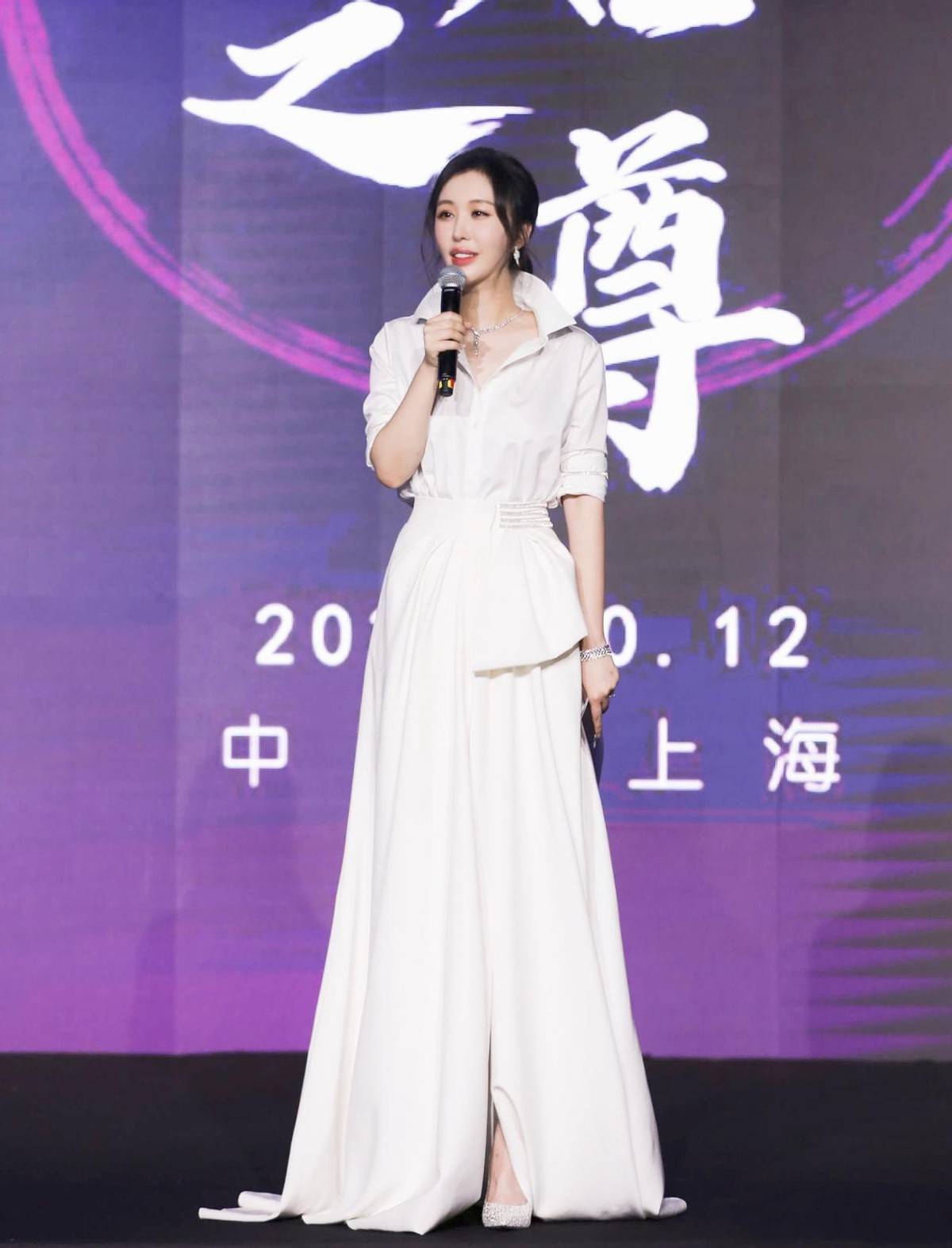 田朴珺 田朴珺不愧是地产大亨的太太，出席活动鞋上镶钻，配白裙知性高级！