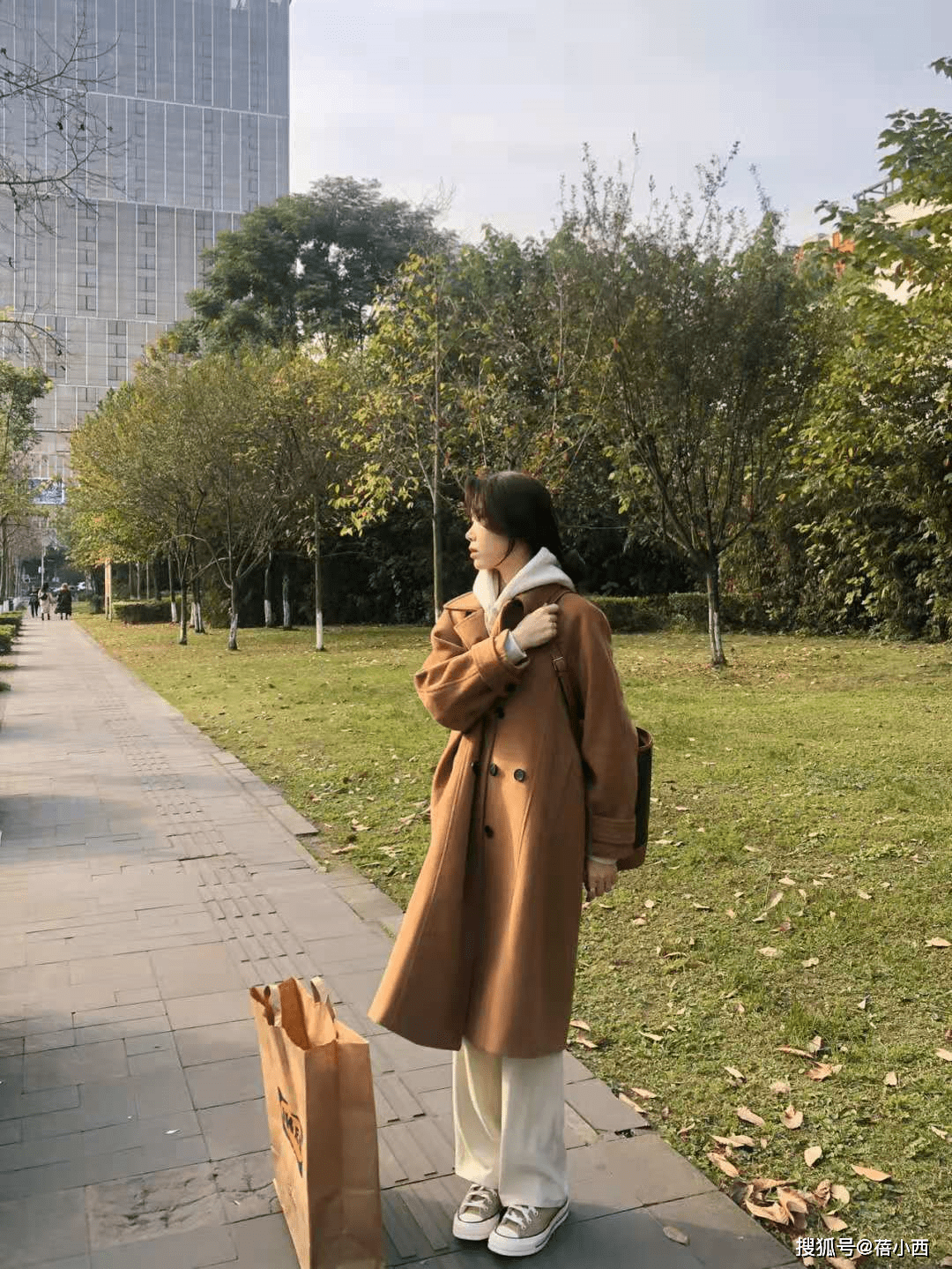 整体 T恤不再流行，初冬流行叠穿“卫衣”，搭配大衣、打底裤都很时髦