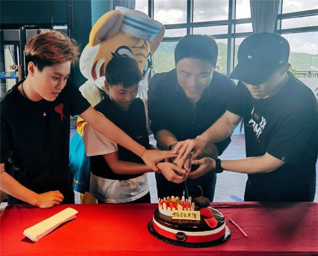 跳水|全红婵太逗!别人过生日她反客为主当寿星,想贪吃蛋糕有师兄监督