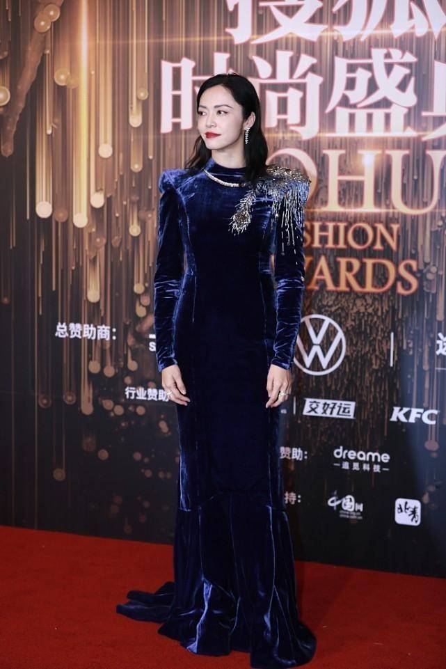 颜色 姚晨的“飞机肩”浑然天成，气质一下就出来了，一般人都没这效果