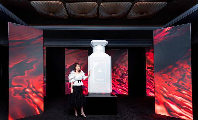 高跟鞋 洪欣深夜独自遛弯！穿露肩红白裙配高跟鞋，大冷天真没人比她敢穿