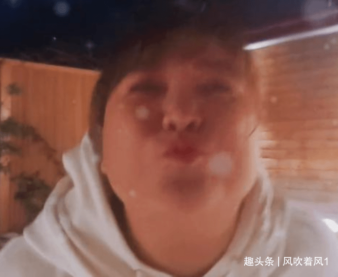 网友|贾玲大雪中嗨玩好兴奋！穿一件衣服不怕冷，对镜头嘟嘴亲吻好可爱