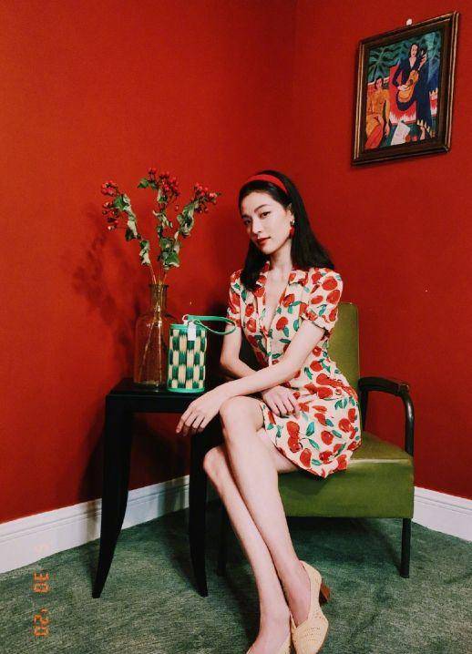 棕色 钟楚曦私服穿搭好低调！棕色T恤配短裤休闲随性，双腿修长太抢眼