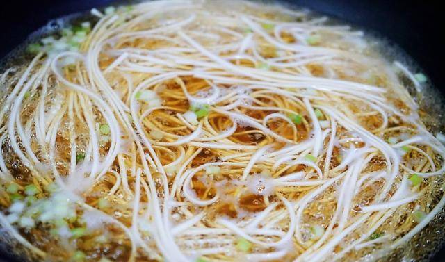 葱花|周末清晨我十分钟做好这碗面，有肉有蛋汤更鲜，家人连夸再来一碗