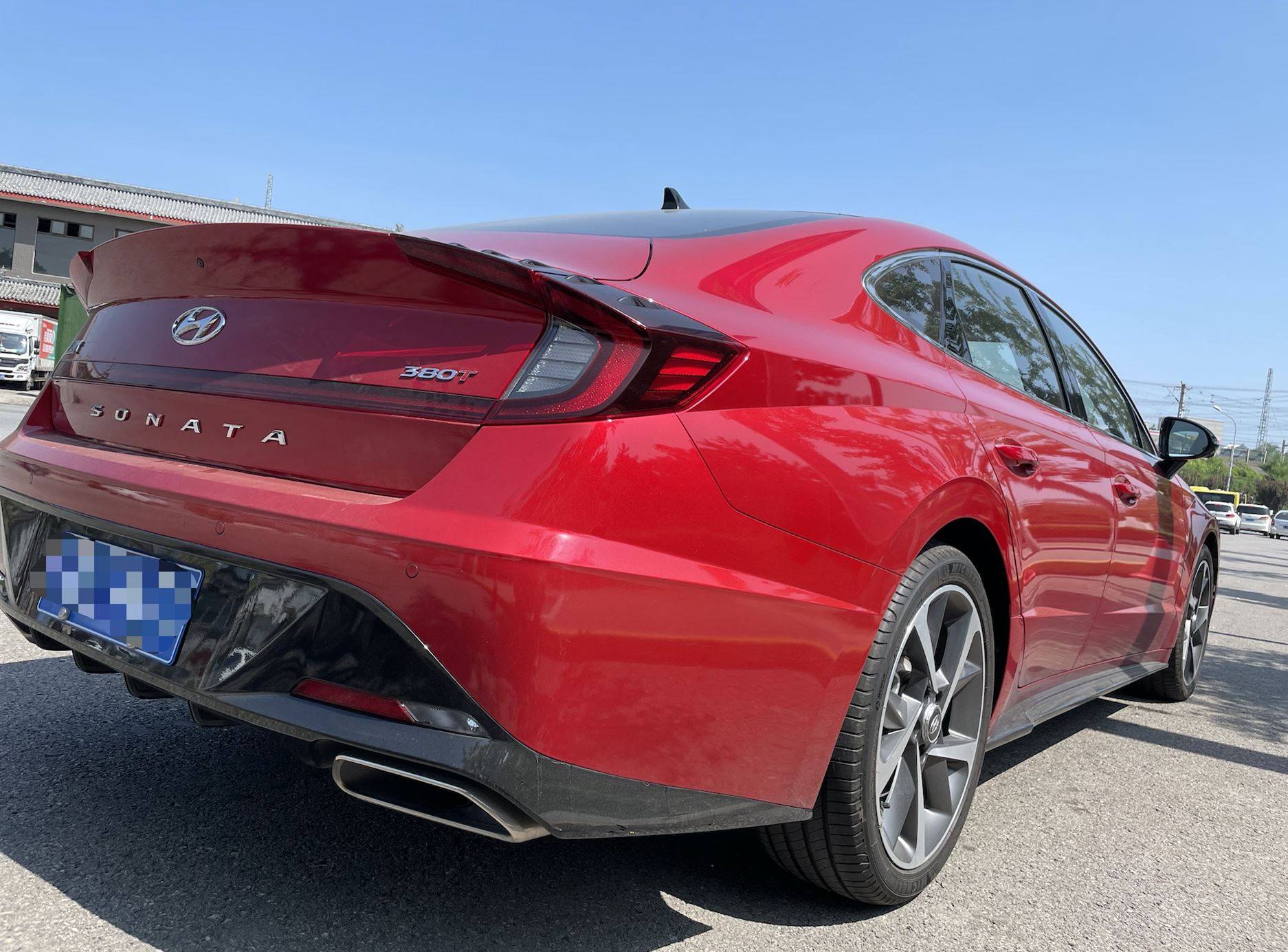 北京现代第十代索纳塔主打家用轿车省油平顺大空间