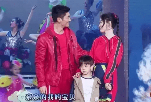 老公 一家三口一起登上春晚舞台,38岁的她跟老公站一起,美如少女