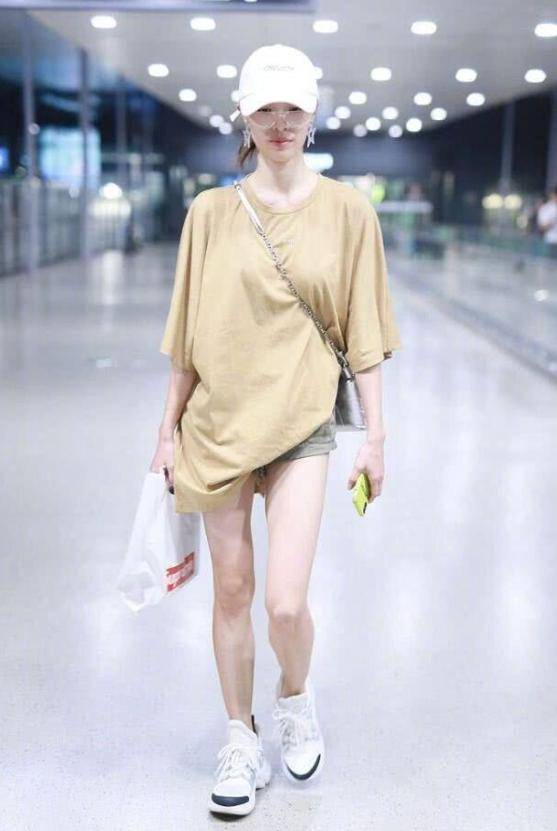 棕色 钟楚曦私服穿搭好低调!棕色T恤配短裤休闲随性,双腿修长太抢眼