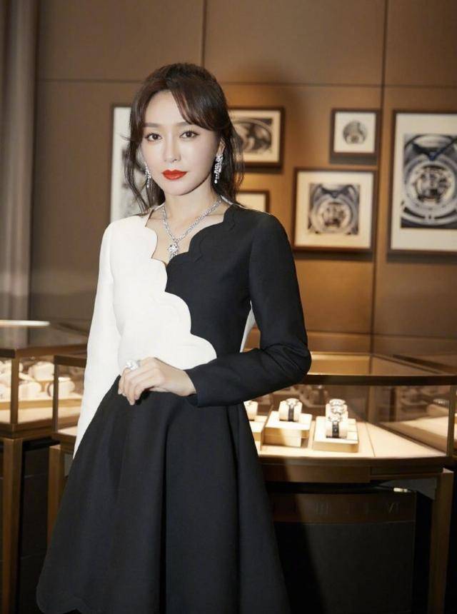 颜色 40岁秦岚又“叛逆”了！背心外穿太新潮，搭配破洞牛仔裤率性洒脱