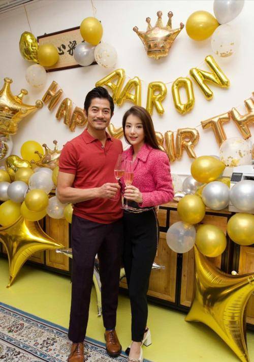 郭富城 郭富城一家四口拍合照，小22岁妻子抢镜，穿玫粉色上衣好显白