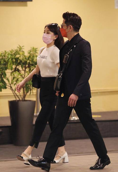 郭富城 郭富城一家四口拍合照,小22岁妻子抢镜,穿玫粉色上衣好显白