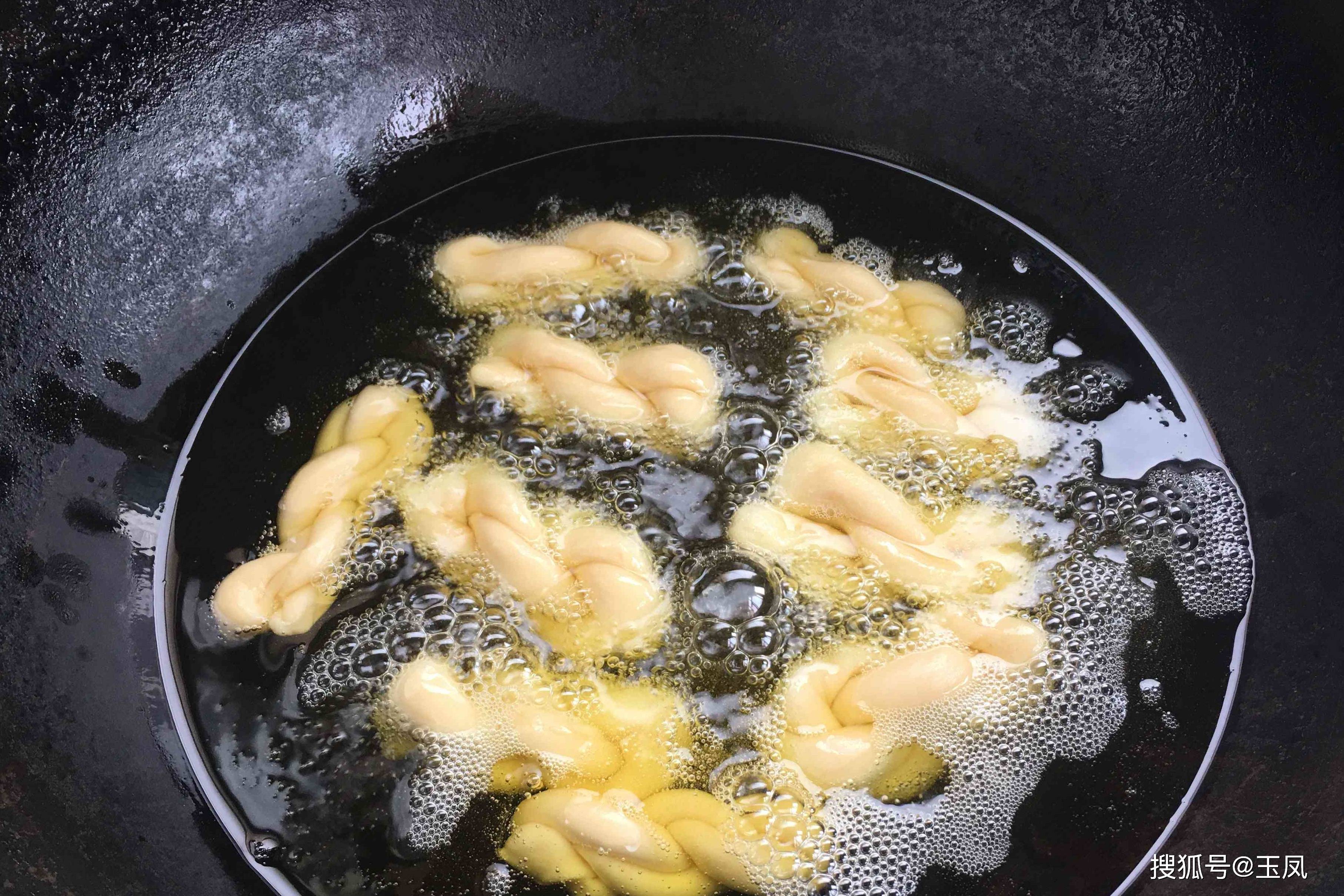 长条|天冷宅在家，教你做解馋小零食，简单一炸，香甜酥脆，越嚼越香