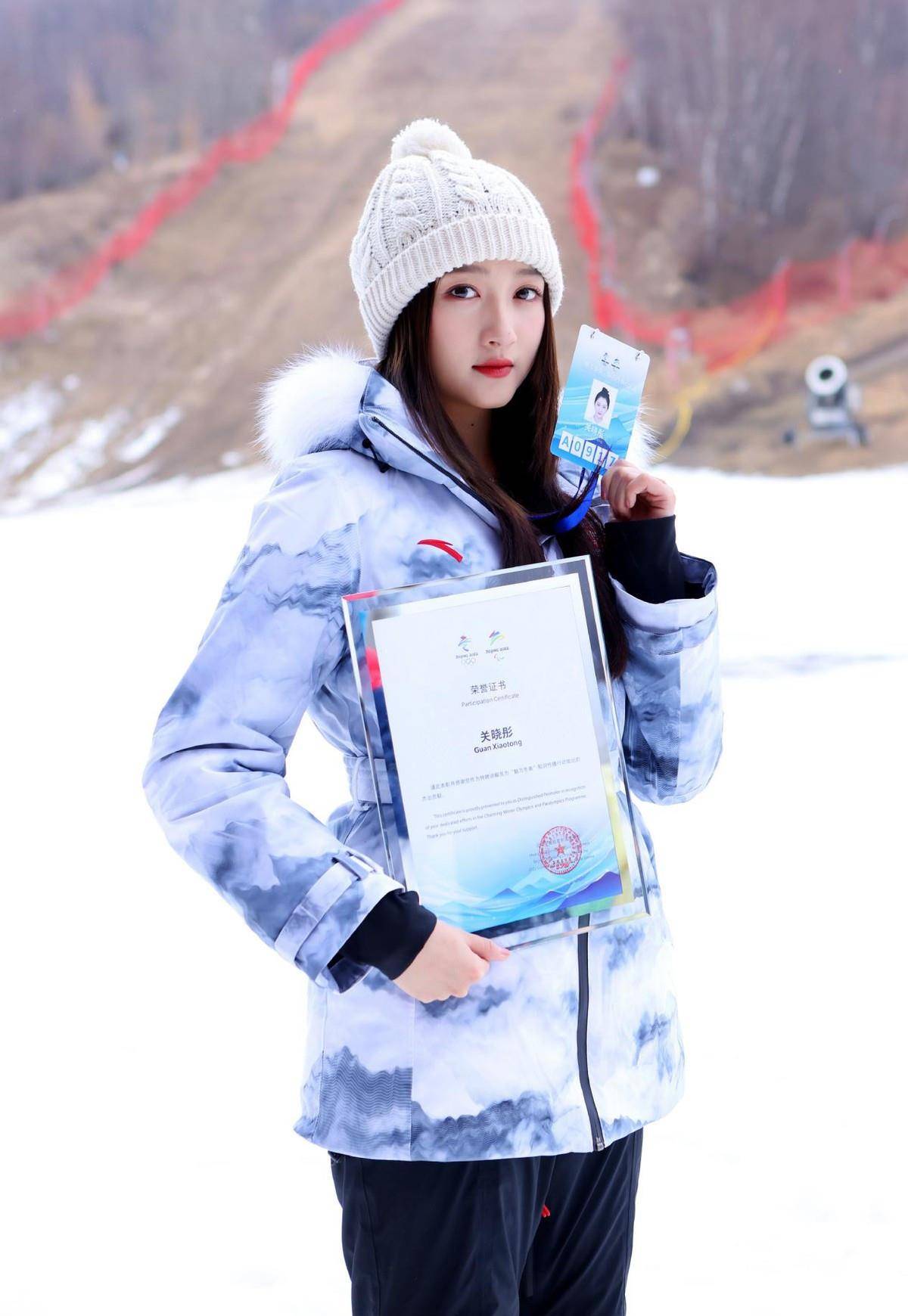 雪场 关晓彤亮相冬奥雪场，蓝白扎染羽绒服搭配毛线帽，清爽时髦又保暖