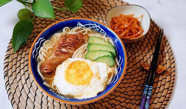 葱花|周末清晨我十分钟做好这碗面，有肉有蛋汤更鲜，家人连夸再来一碗