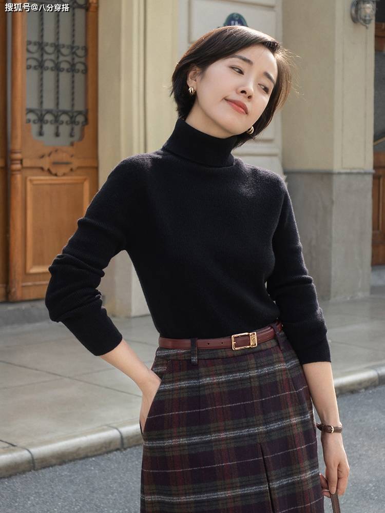 黑色 见过世面的女人穿大衣都不配打底裤，今年冬天流行这种穿法，太美