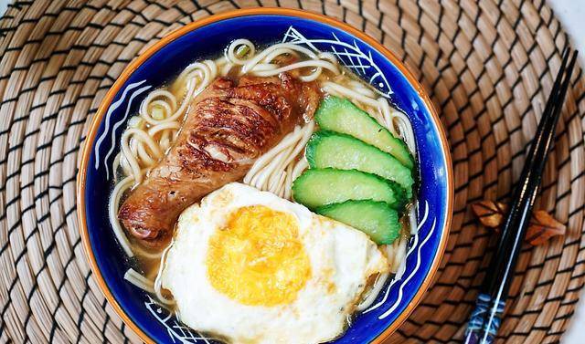 葱花|周末清晨我十分钟做好这碗面，有肉有蛋汤更鲜，家人连夸再来一碗