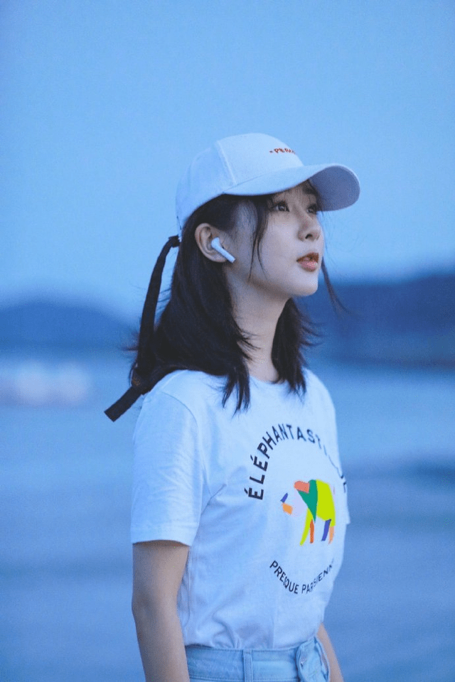 身材 杨紫开朗活泼，穿搭低调随性，白T恤配牛仔裤清爽减龄又俏皮可爱