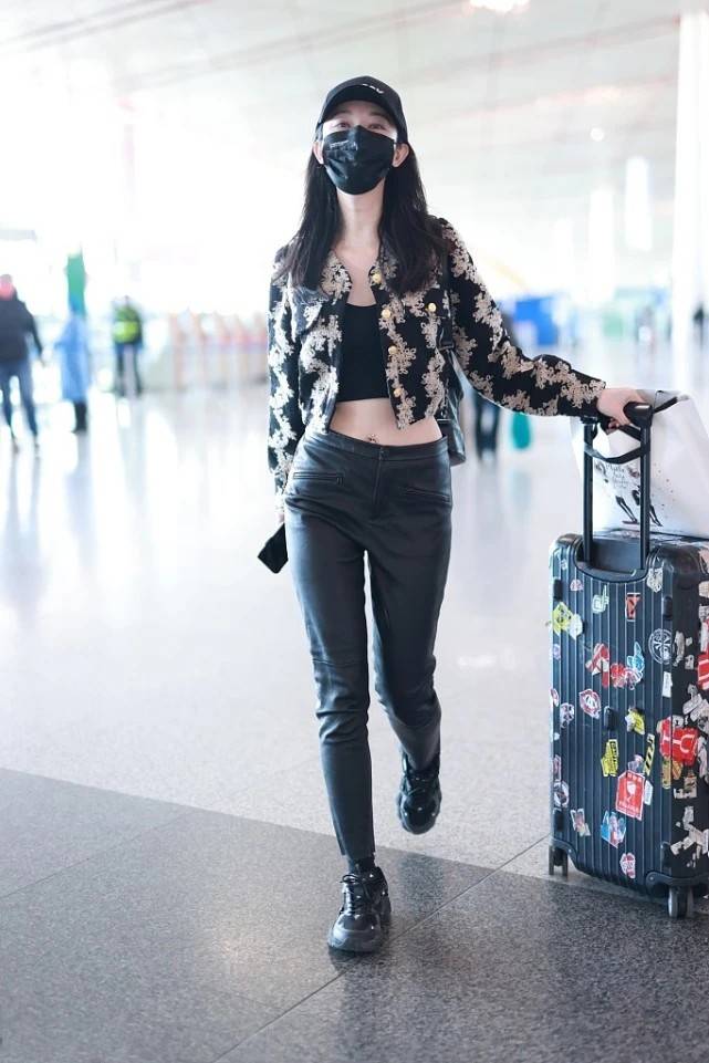 黑色 张俪的衣品够独特，外套短了“一大截”，没想到这样穿很显身材