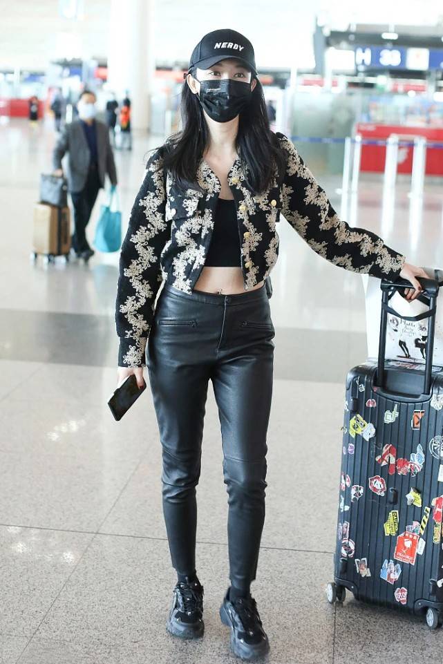 黑色 张俪的衣品够独特，外套短了“一大截”，没想到这样穿很显身材