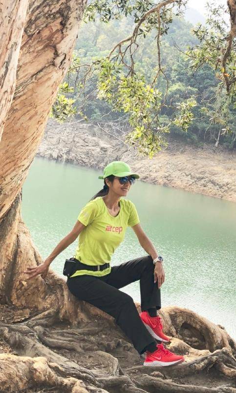 黑色 米雪真是越老越有气质感！绿色T恤搭配运动裤清爽简约，明媚大气