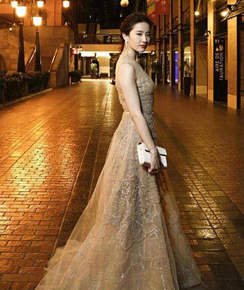 身材 刘亦菲再现“天仙气质”,穿香槟色长裙闪耀现身,外国人惊艳了