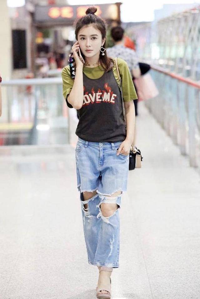 颜色 40岁秦岚又“叛逆”了！背心外穿太新潮，搭配破洞牛仔裤率性洒脱