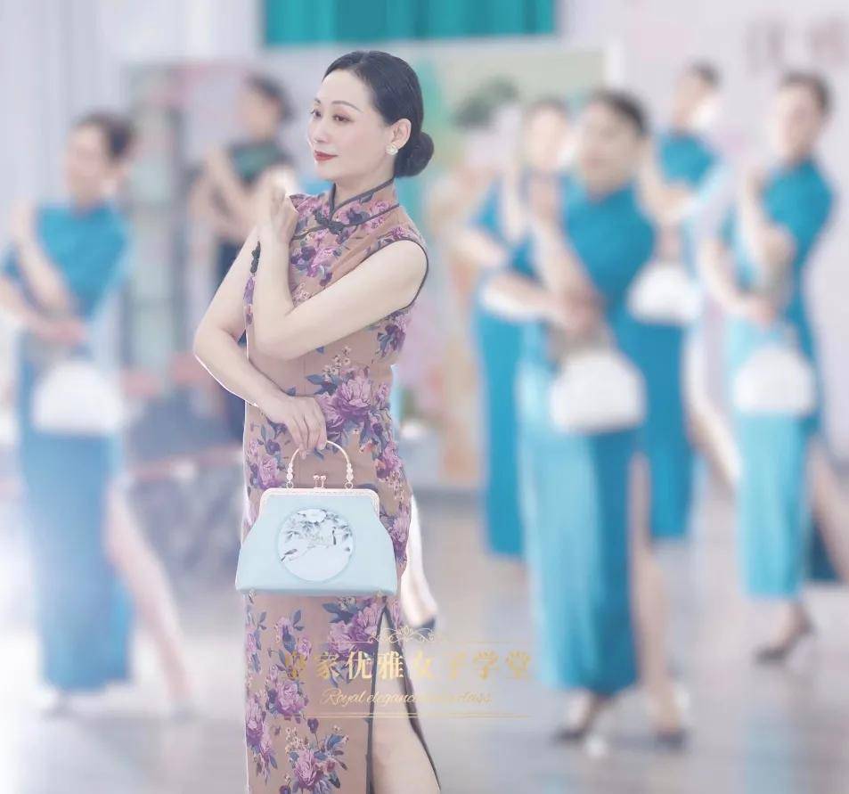 中国最美旗袍老师 ef979796c52a4674b96ed11b0fede767.jpeg