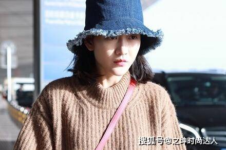 显得 一件休闲毛衣,一条牛仔裤,搭配上一顶牛仔渔夫帽,可是却显得倍儿有精神