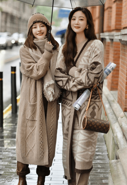 姐妹 冬天了怎么穿？建议和姐妹安排上“闺蜜装”，出街回头率百分百！