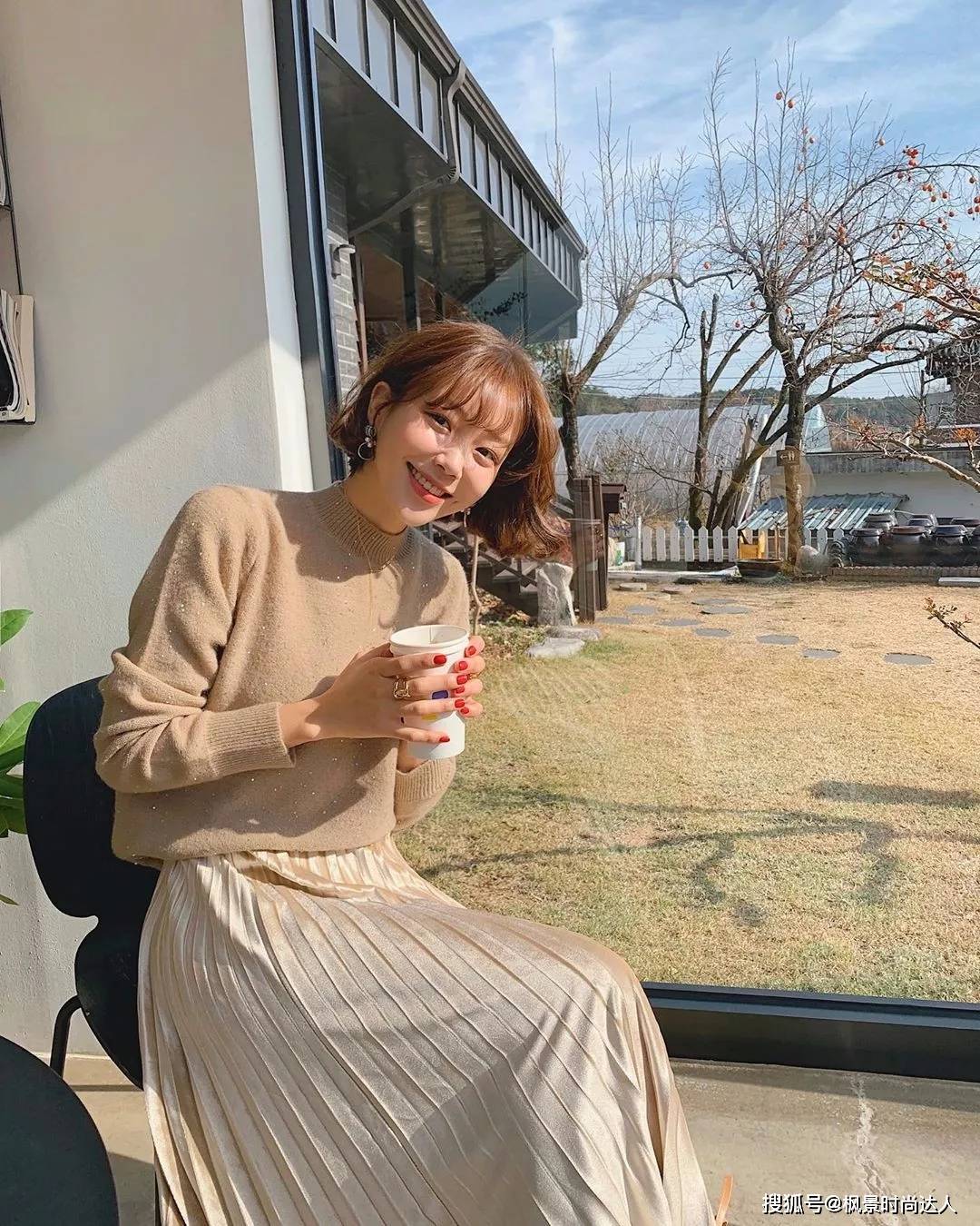 王道 奶茶色就是王道！穿上这个201最百搭配色，从头到脚怎么搭、怎么好看！