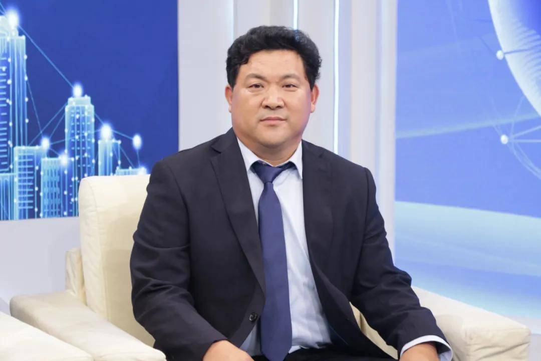 孙其国先生王传华先生,孙其国先生与主持人杨楠合影留念"苟利国家,不