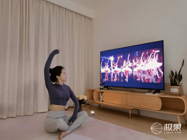 时尚博主的灵感之光！荣耀智慧屏X2：开机秒入画精致度满分