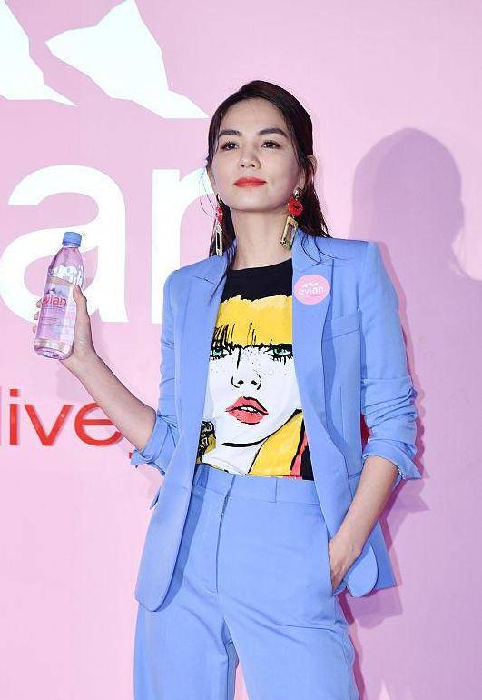 漂亮 陈嘉桦当妈后变化真挺大的，不仅越来越有女人味，还带着女财阀感