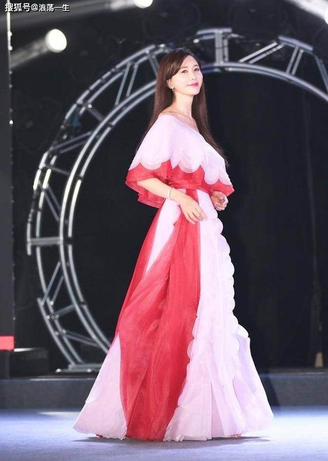 漂亮 林志玲身材保持的真好，皮肤Q弹看着还滑溜，迷人曲线身材惹人羡