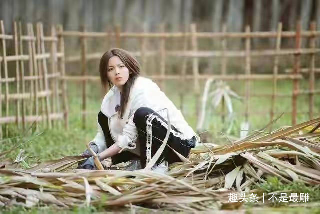 白甜|初中毕业去打工，出道两年登上福布斯名人榜，杨超越真是傻白甜？