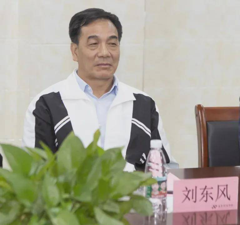广东南博企业集团董事长刘东风,东莞市教育局领导杜润江,尹淦江,广东