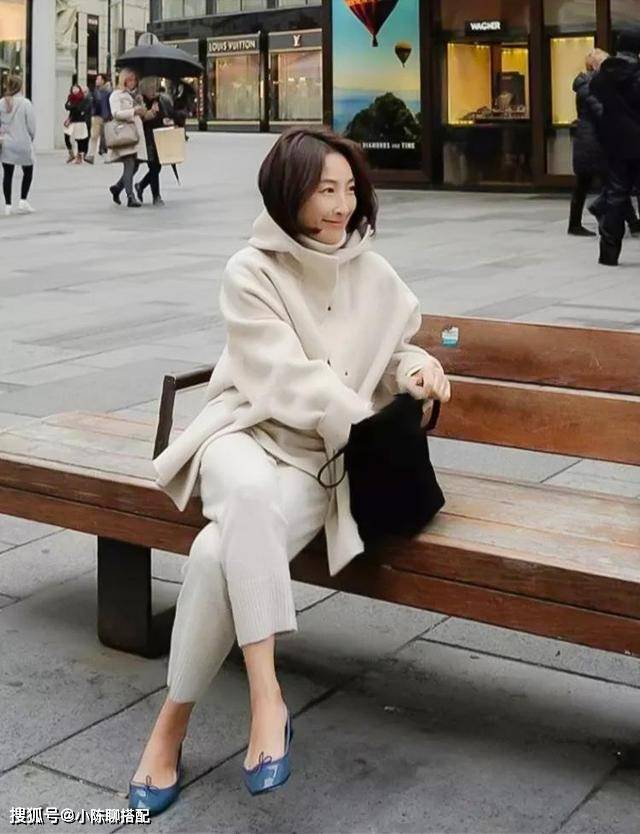 大衣 这才是50岁女人的穿衣日常，保暖不显老，普通人可照搬