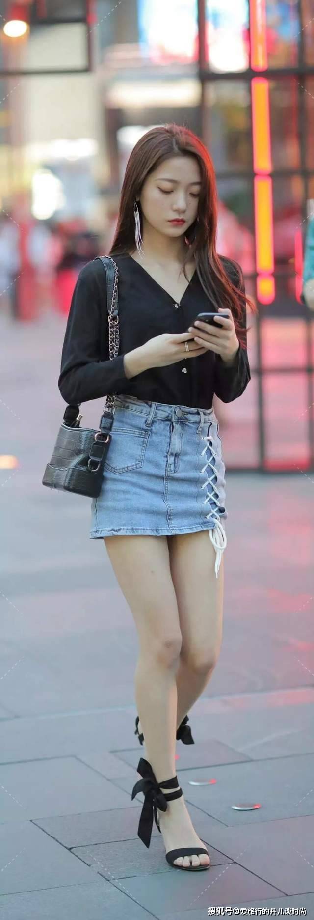短裙 街拍小姐姐身穿黑色v领衬衫搭配牛仔裙，甜美又有时尚感
