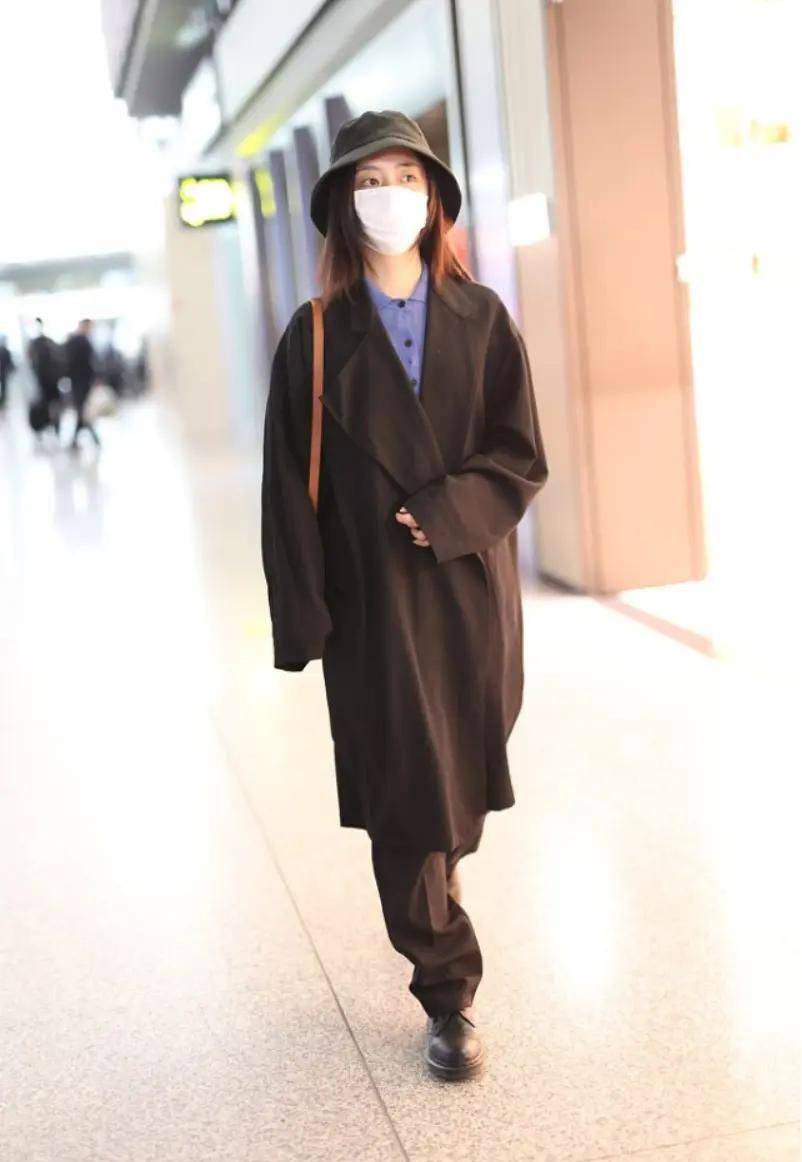 整体 谭松韵终于不再扮嫩，呢子外套配印花裙，这才是31岁该有的气质