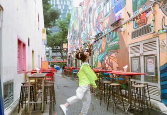 马海毛 郭碧婷久违露面，穿马海毛毛衣配紧身裤走机场，毫无二胎迹象