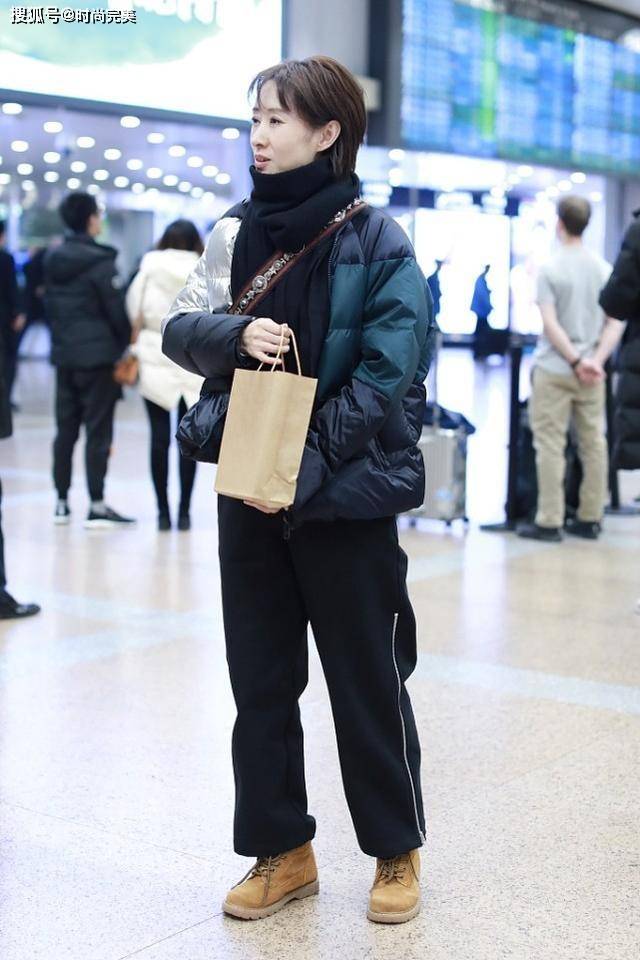 刘敏涛 刘敏涛私下真接地气，身穿拼接棉服配运动裤，一点没有明星架子