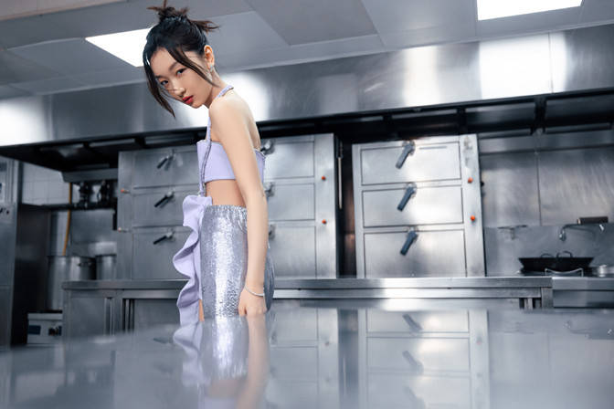 周冬雨 周冬雨在机场出现，一席黑色长裙让摄影师都为之震惊！