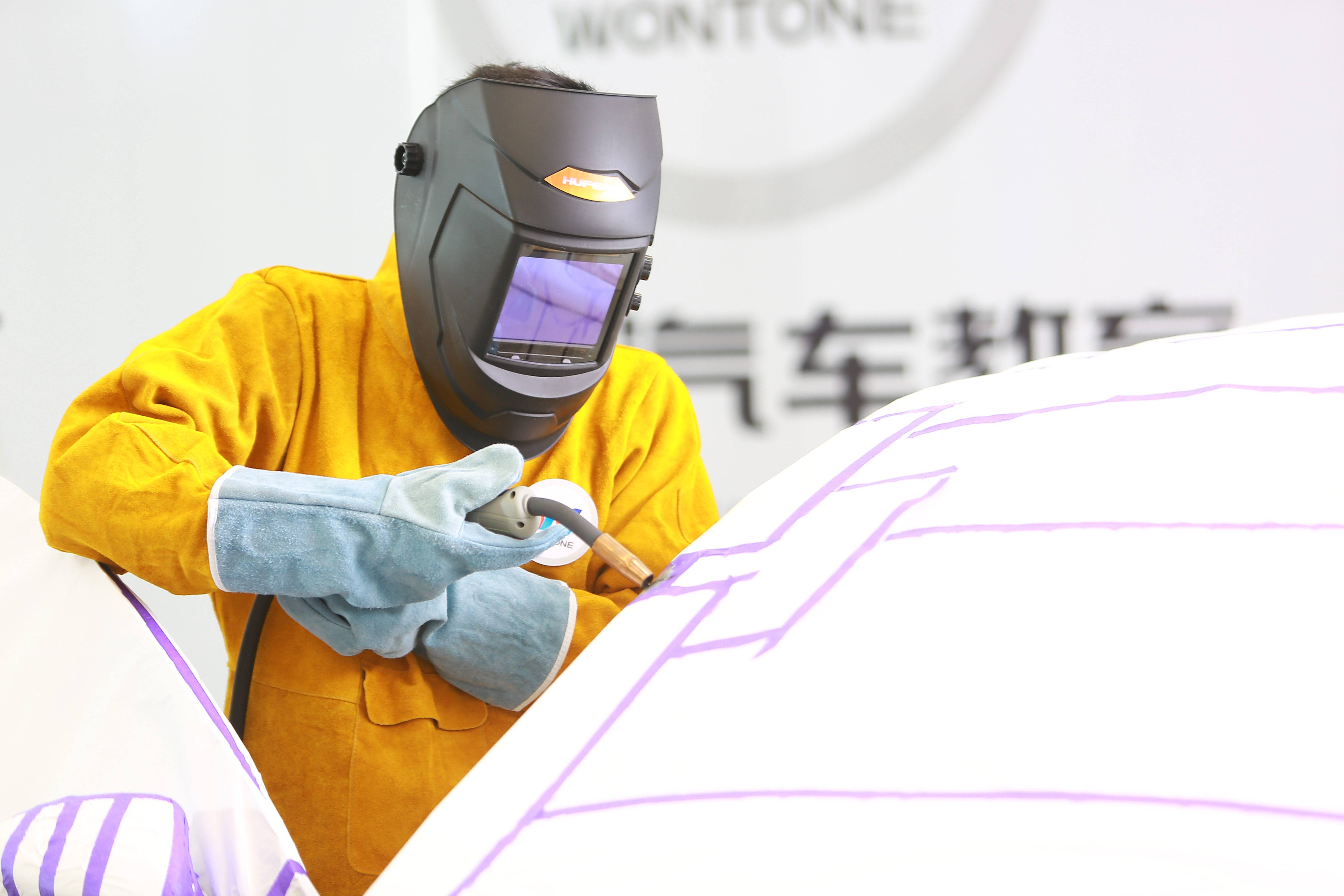 抓住2021的尾巴学一门靠谱技术——汽车钣喷技术