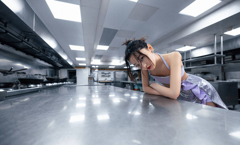 周冬雨 周冬雨在机场出现，一席黑色长裙让摄影师都为之震惊！