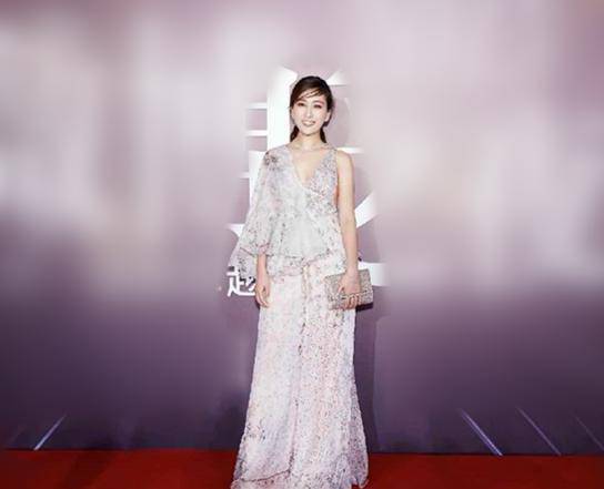 颈部 马苏终于美回来了！一袭V领碎花连衣裙性感优雅，清新温婉好迷人